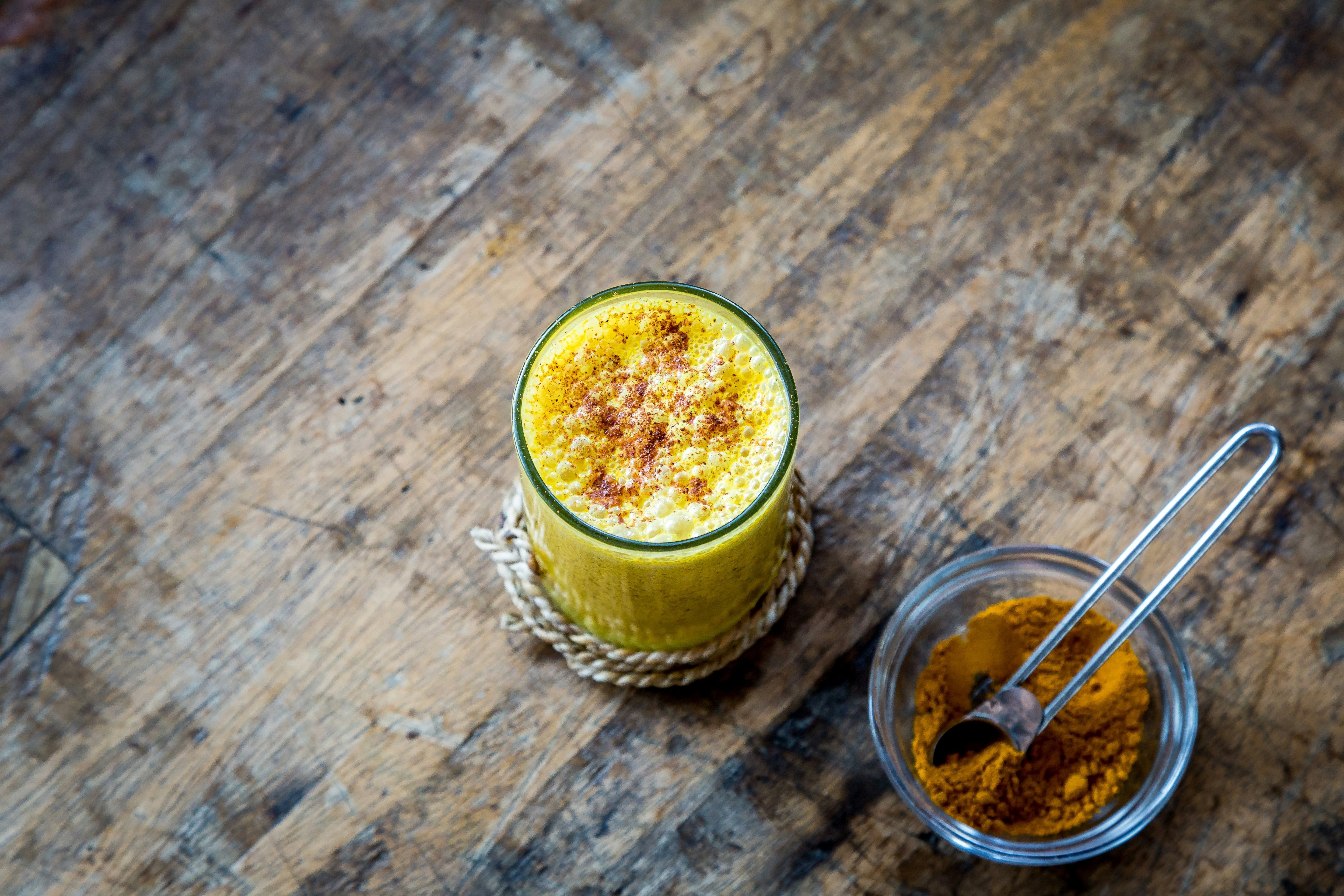 Cómo preparar el latte de cúrcuma perfecto (y convertirlo en tu ritual de mañana)